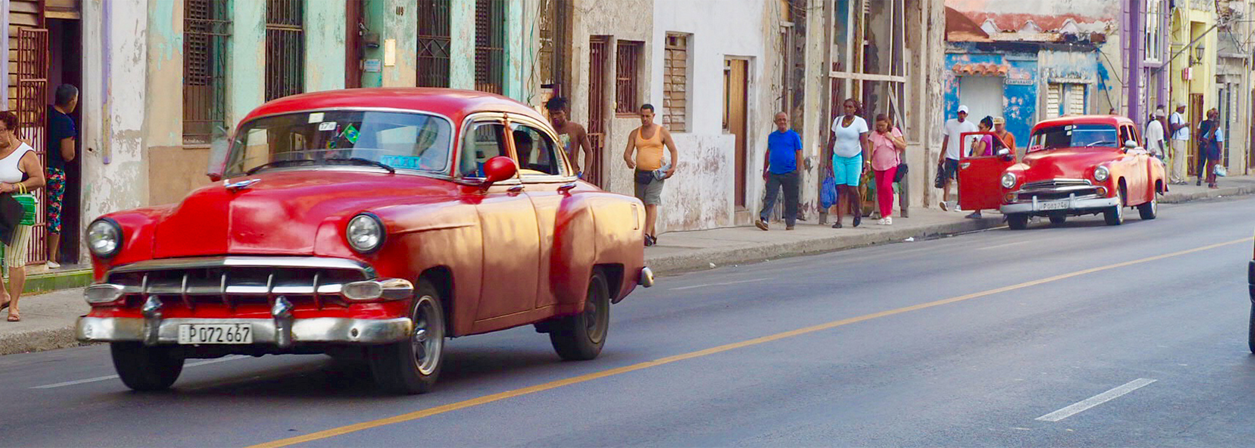 Ein altes Auto f?hrt durch Havanna, Kuba