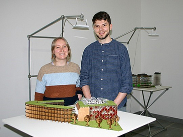 Lisa Hesselbarth und Thomas H?ring mit ihrem Modell eines City Campus im FabLab Bremen.