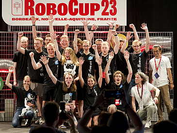 Siegerehrung in Bordeaux beim RoboCup 2023 C B-Human hat seinen WM-Titel erfolgreich verteidigt