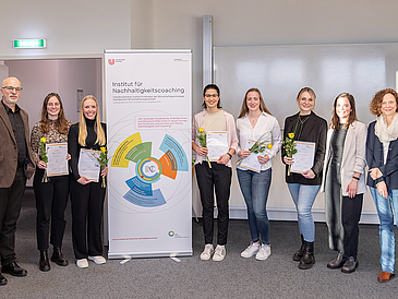 The graduates of the coaching training with Georg Mller-Christ (left), Iris Stahlke (right) and Lisa-Marie Seyfried (second from right).