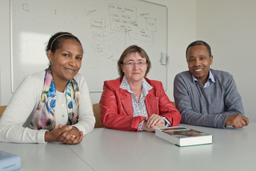 G?ste mit Gastgeberin: (von links) Prof. Martha Yifiru Tachbelie, Prof. Tanja Schultz und Prof. Solomon Teferra Abate.