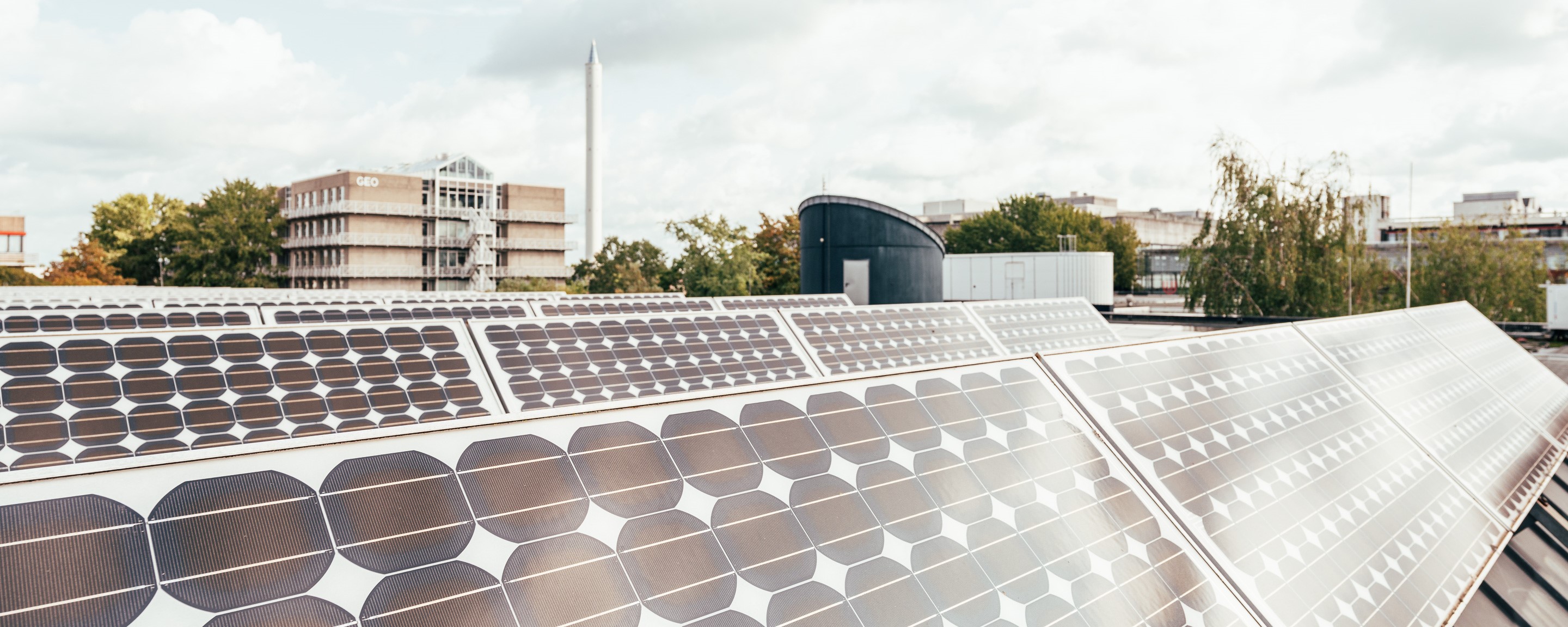 Mehrere Photovoltaikanlagen auf dem Dach der Mensa der Universit?t Bremen. Im Hintergrund sind Teile das Campus zu sehen